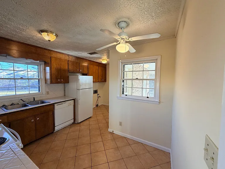 4112 Oak Dr — Photo 6