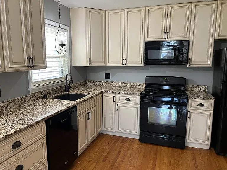 1502 Lynn Way — Photo 14