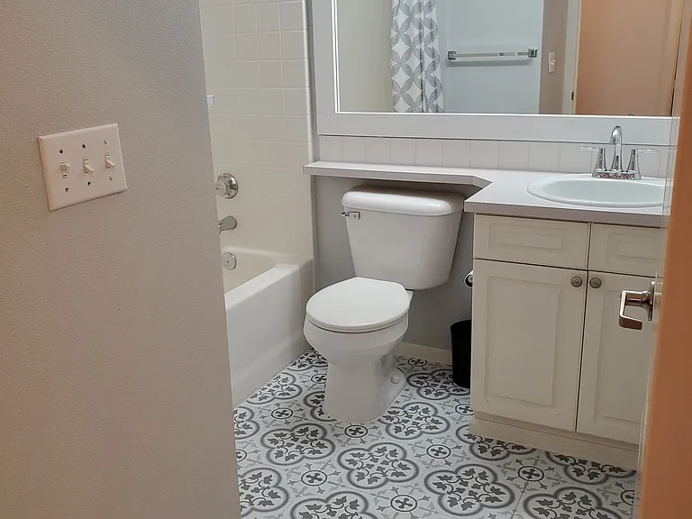 Second bathroom with tub