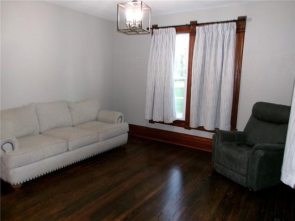 4th image of 302 N Kansas St