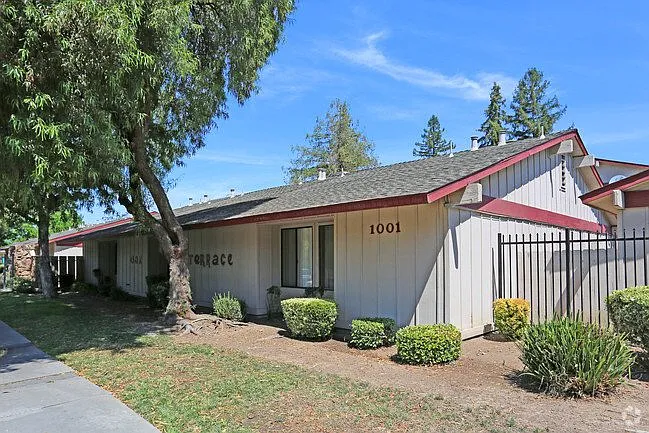 1 bed, 1.0 bath, $850 — Photo 2