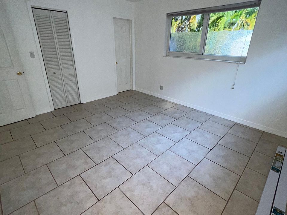 2nd image of 905 SE 13th St