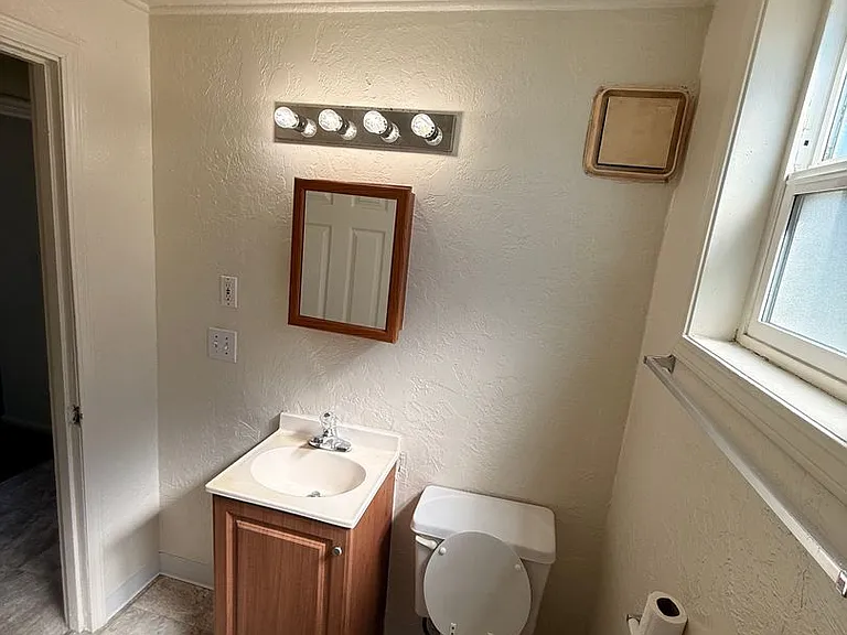 240 Baltimore St — Photo 4