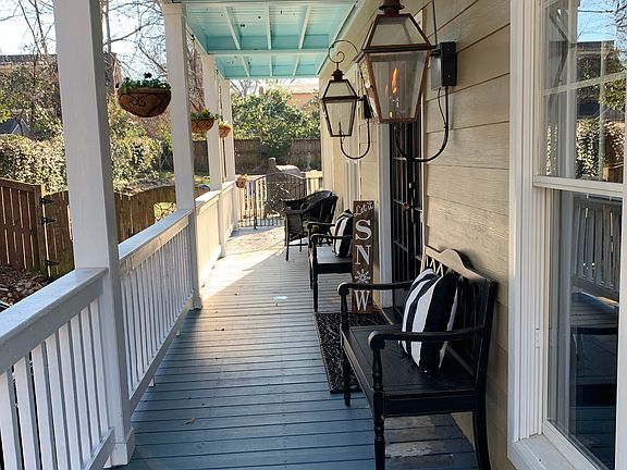 Front porch w/ gas lanterns 