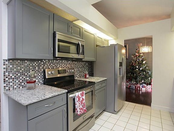 High End Appliances, Granite Counter-Tops and Solid Wood Cabinets