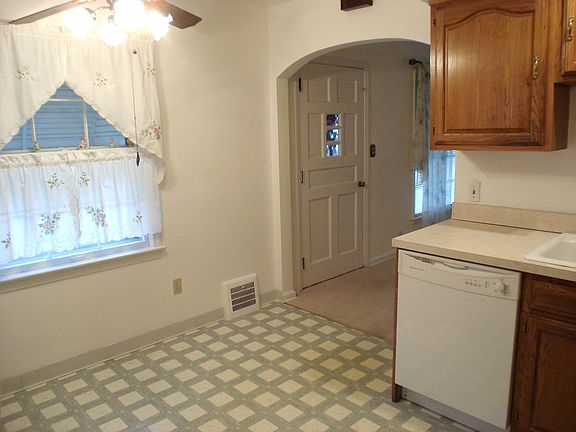 4th image of 905 E 209th St