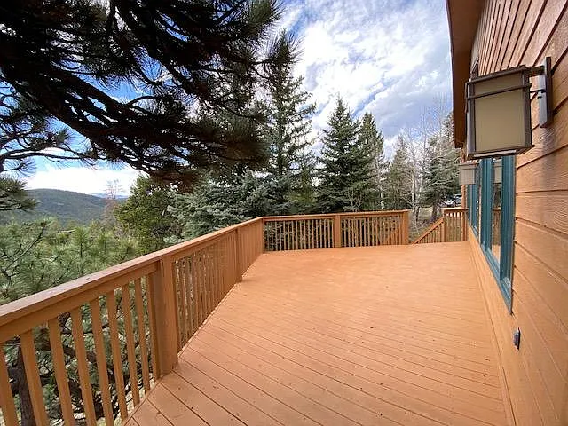More deck & stairs to backyard