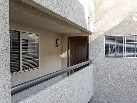 3rd image of 5540 Owensmouth Ave APT 206