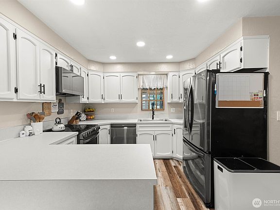 3rd image of 624 W Cedar Avenue