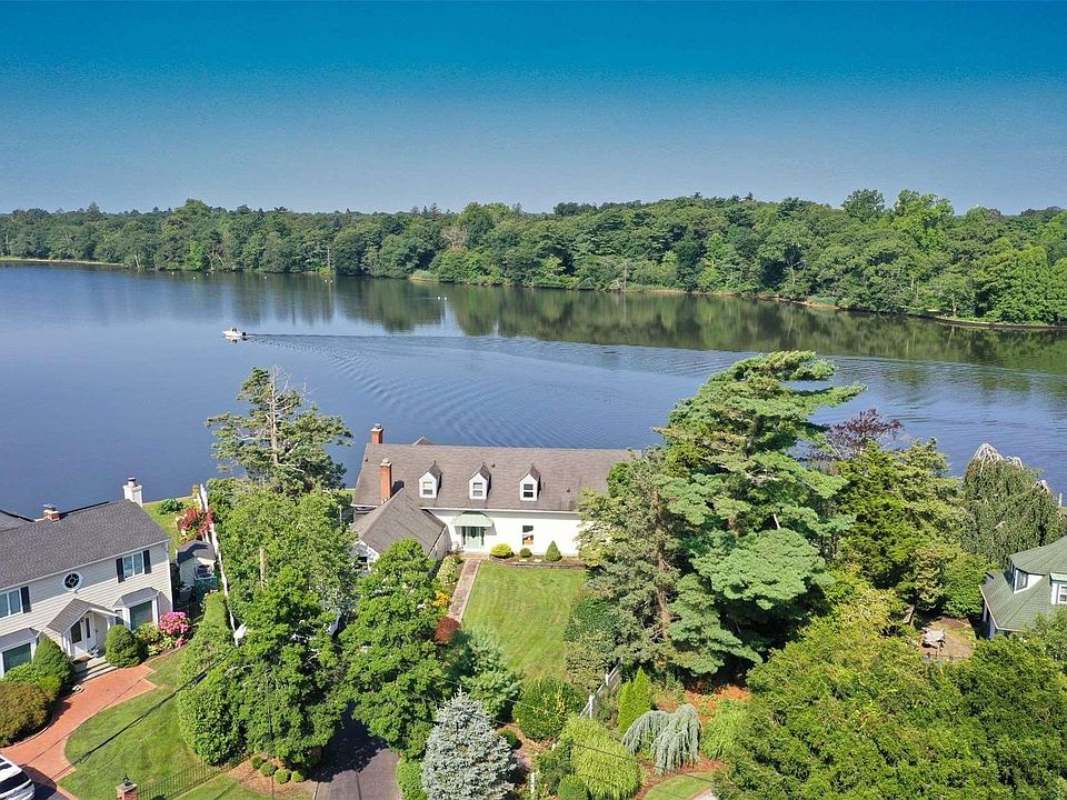 1st image of 170 Connetquot Drive