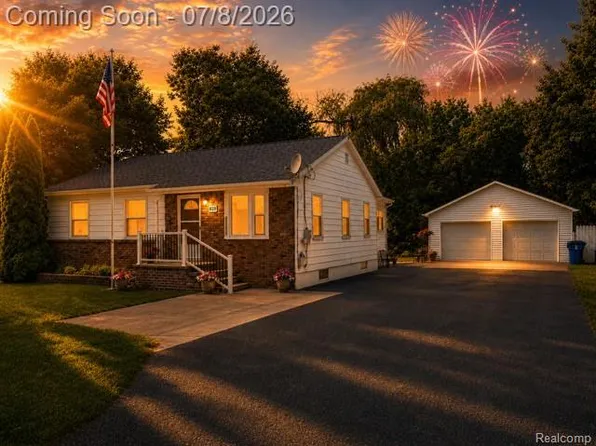 839 E Maple St, Holly, MI 48442