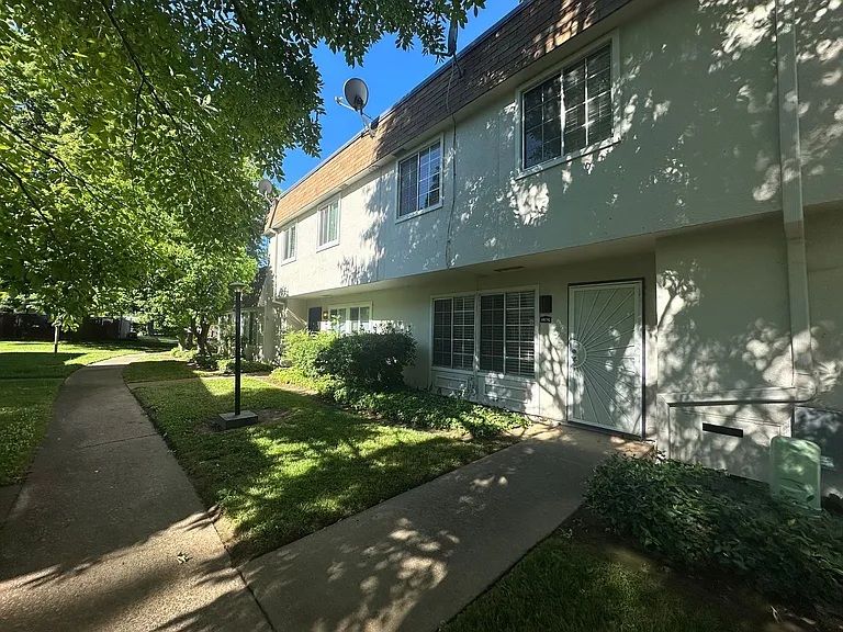 8879 Salmon Falls Dr #C — Photo 3