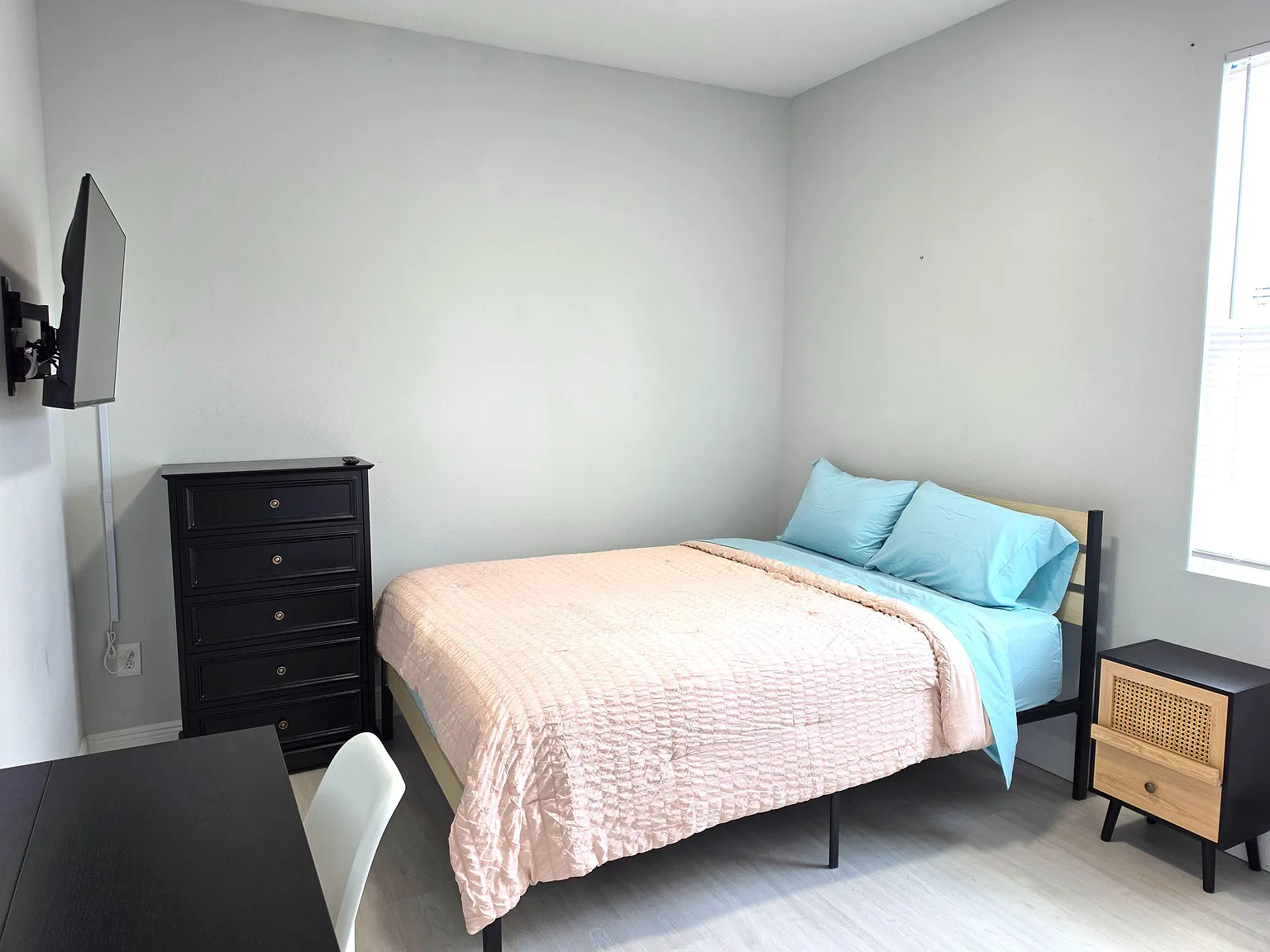 4 bed, 2.0 bath, 1636 sqft, $797 — Photo 1
