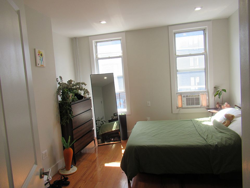 1st image of 1507 Gates Ave APT 2R