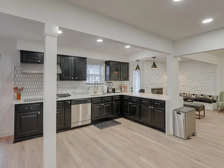 6048 Holiday Ln — Photo 10