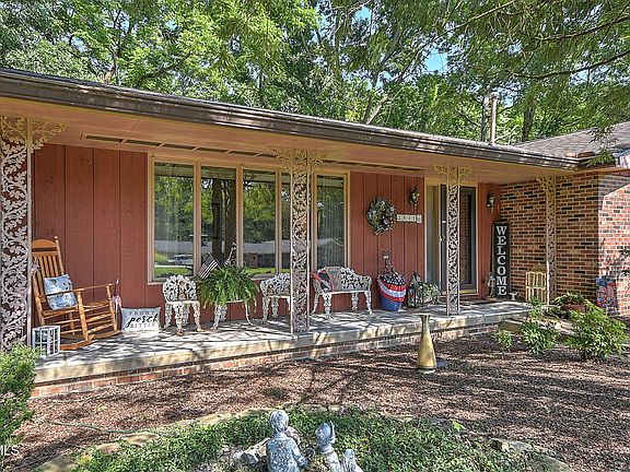 3rd image of 2513 Essex Dr