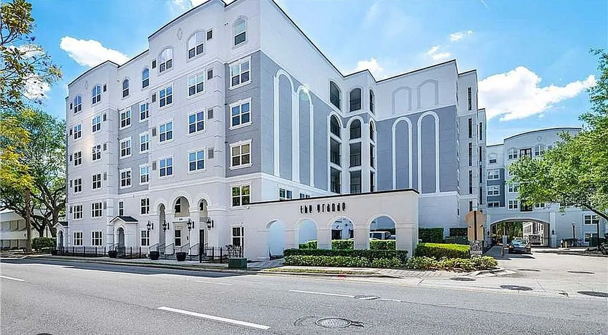 Building Photo - 204 E South St #4053