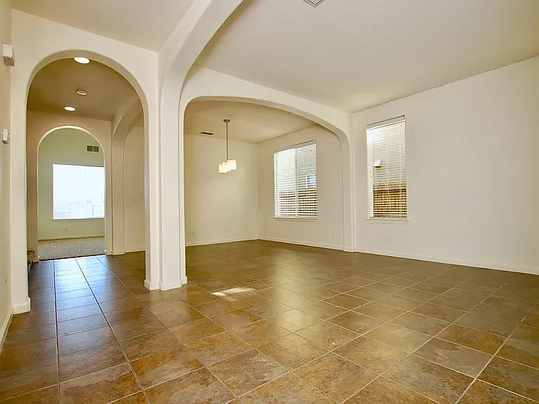 833 Round Hill Dr — Photo 4