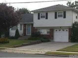 6 Bluebell Ln, North Babylon, NY 11703