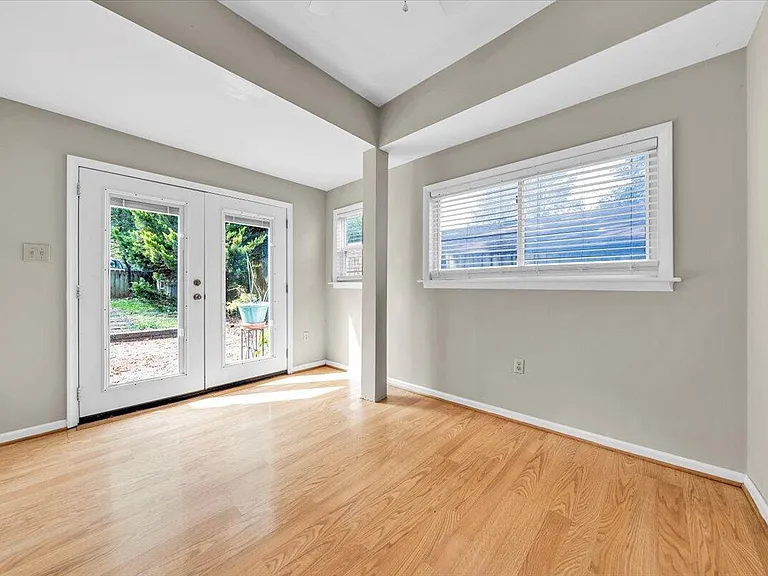 2410 Broadway Ave #B — Photo 12