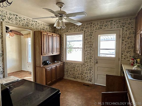 3rd image of 1903 S Columbia Ave