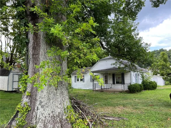 1529 Spring Valley Rd, Huntington, WV 25704