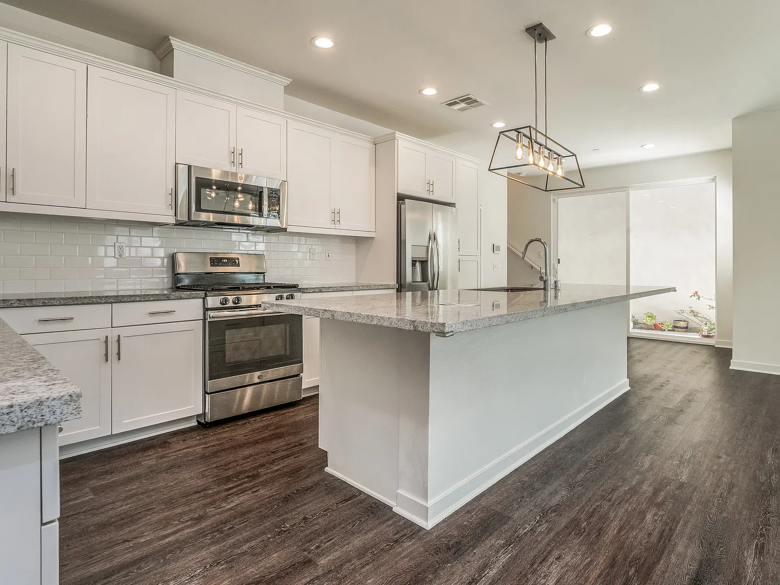 3 bed, 3.5 bath, 2157 sqft, $4,350 — Photo 2