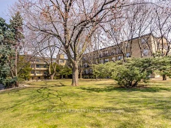 31 Upper Canada Dr #103, Toronto, ON M2P 1S3