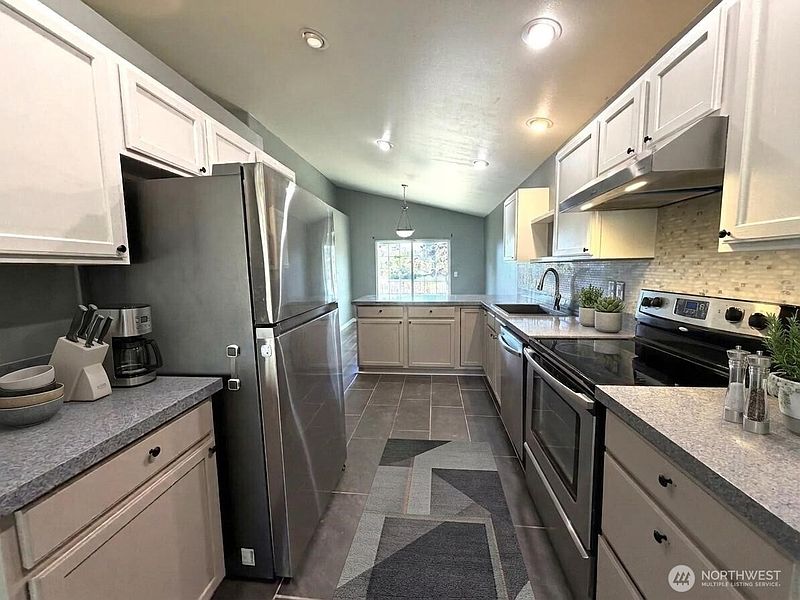 3rd image of 16340 Cascadian Avenue SE