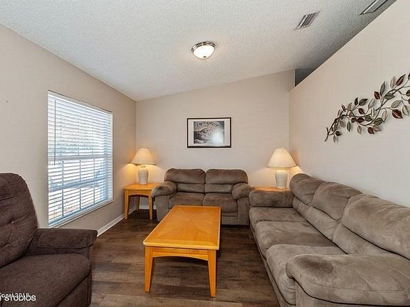 02_487AviationAveNE_1_LivingRoom_LowRes