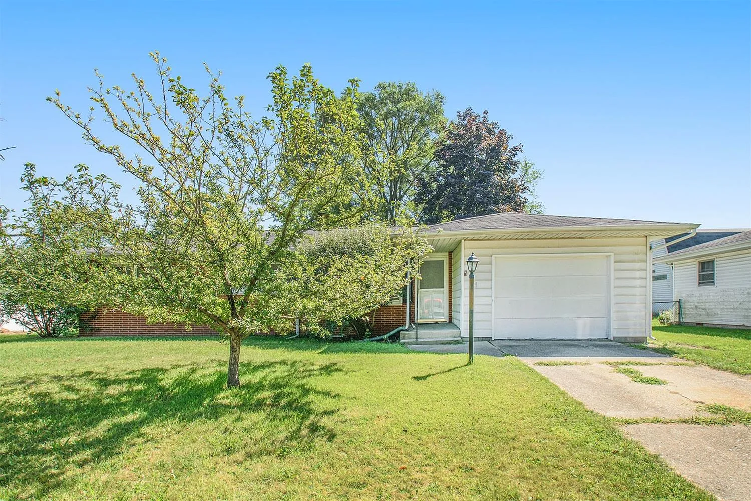 214 White Oak Dr photo 1