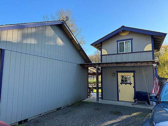 4th image of 594 Pioneer St