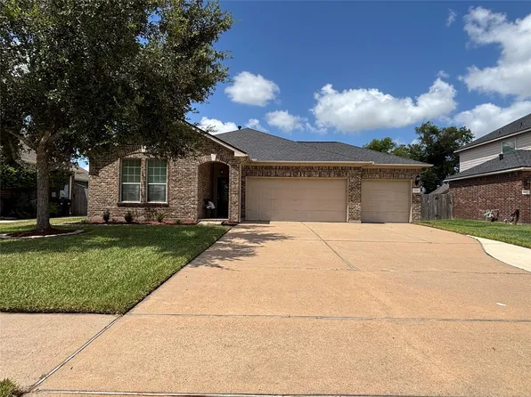 104 Avery Springs Ln, Dickinson, TX 77539