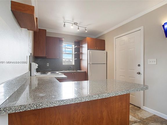 2nd image of 1020 SW 7th St APT 9