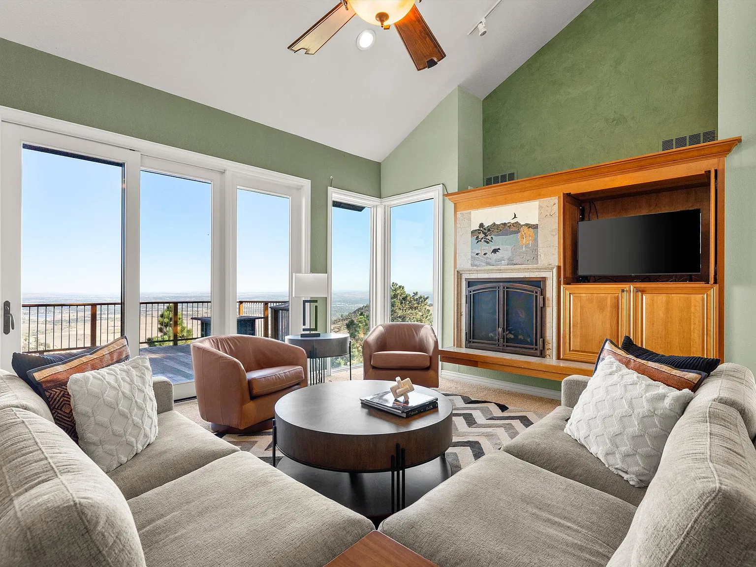 3 bed, 3.5 bath, 4238 sqft, $9,850 — Photo 4