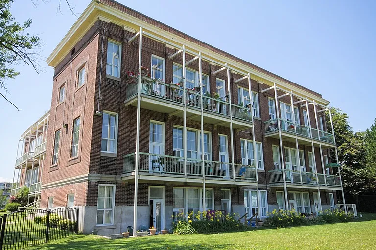 505 Simcoe St S #101 — Photo 2