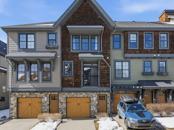 412 E Ascot Cir SW, Calgary, AB T3H 0X3
