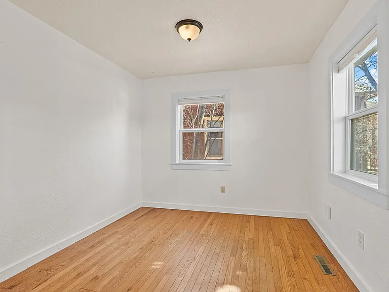 240 Main St — Photo 5