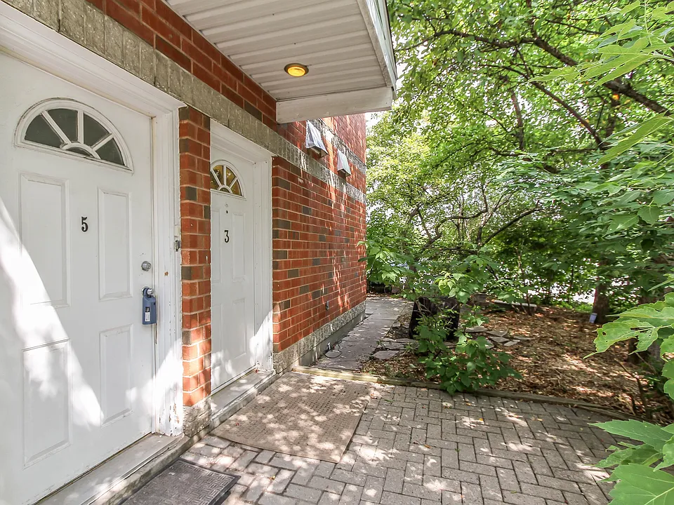 3 Armstrong St