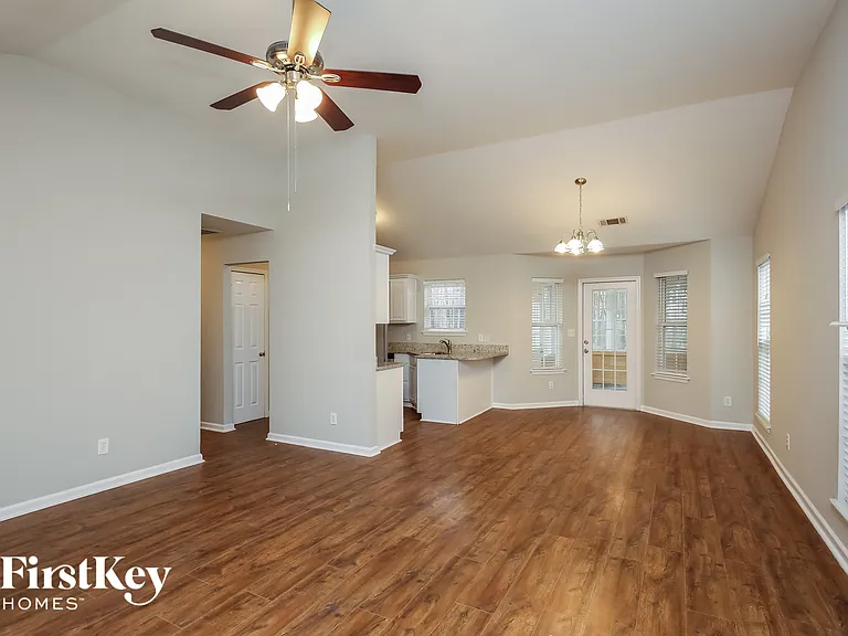 900 Charleston Ct — Photo 5