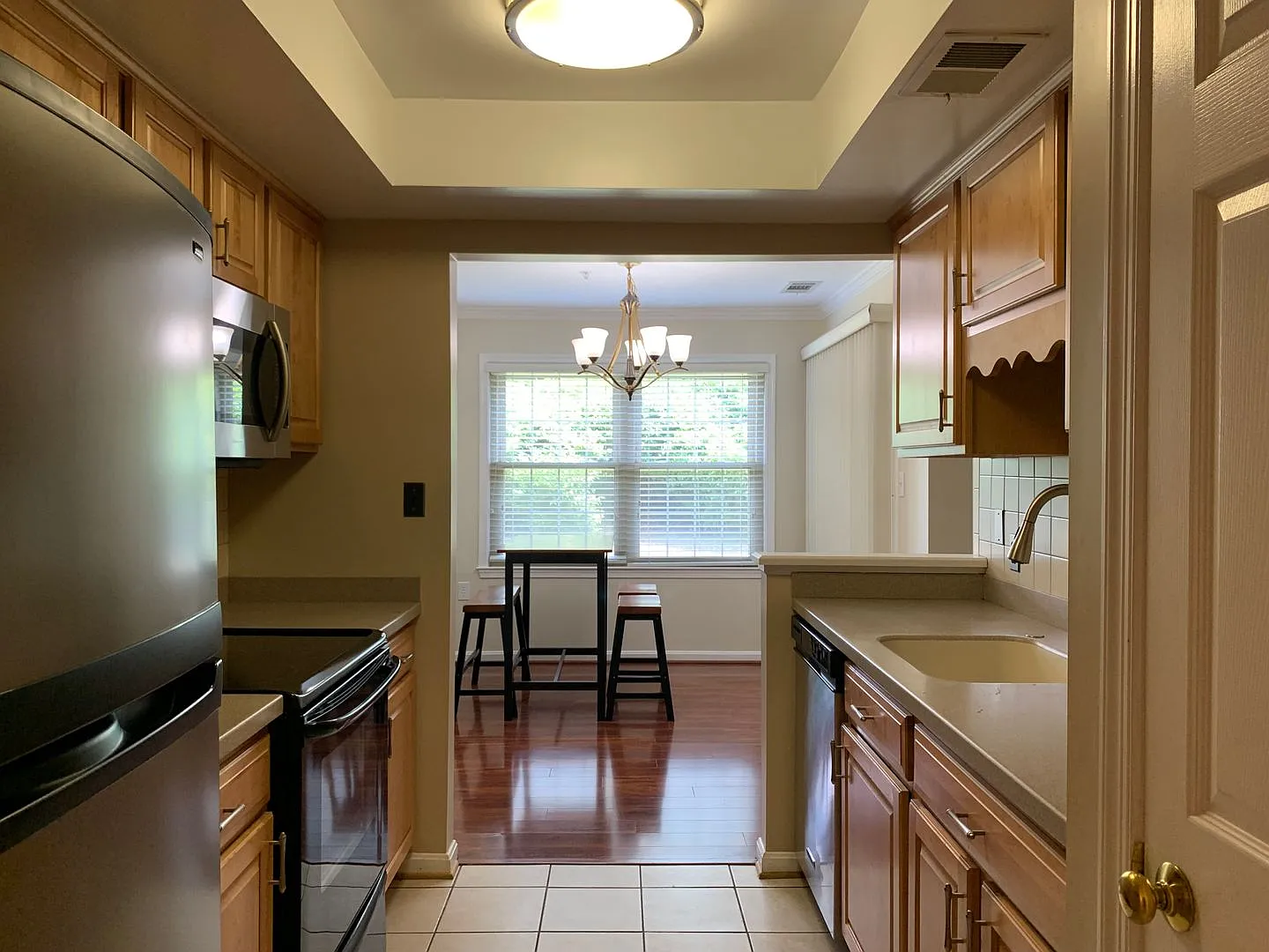 Spacious and Private Condo in The Oaks at Washingtonian Woods — Photo 3