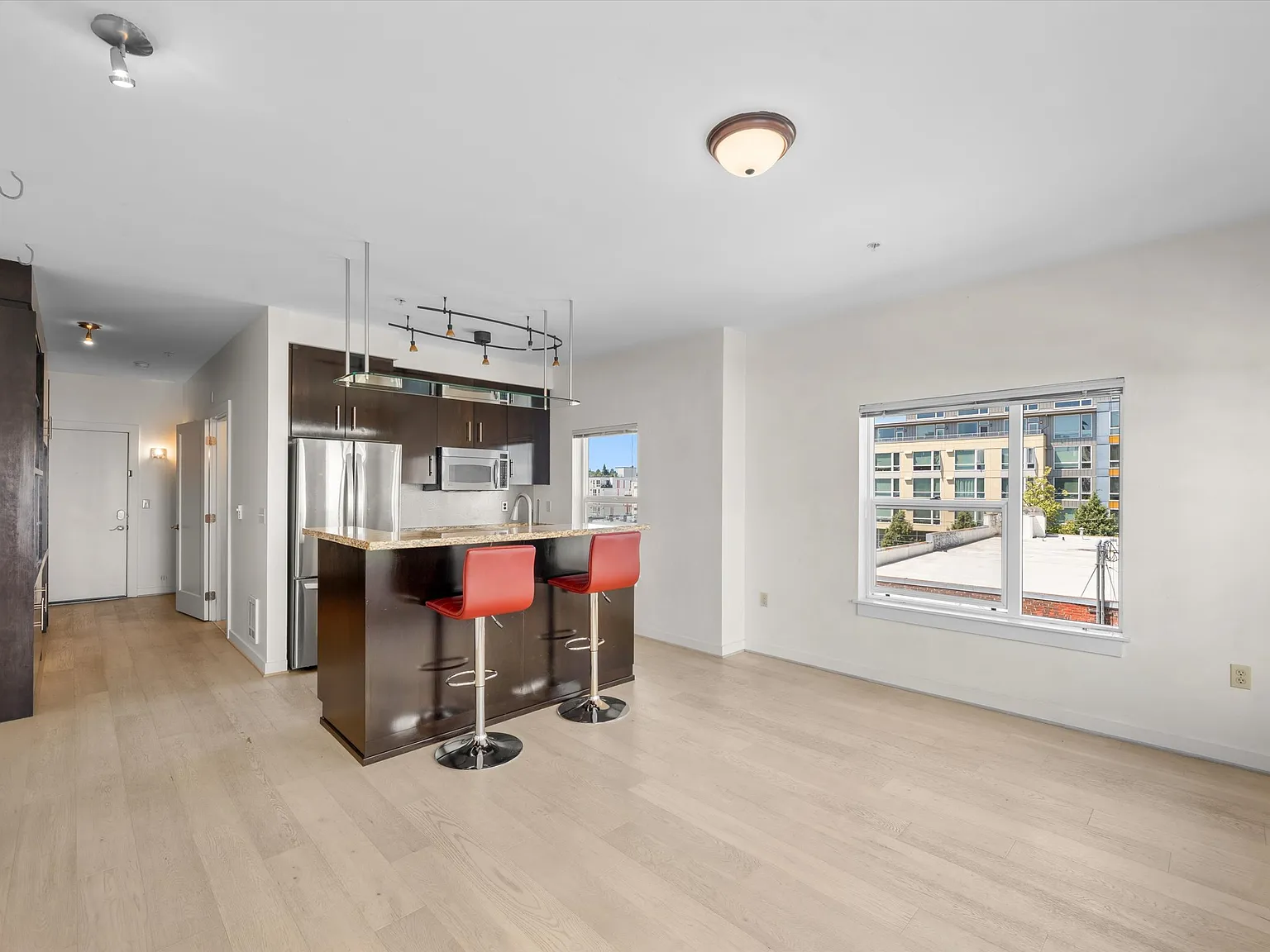 1 bed, 569 sqft, $2,400 — Photo 4