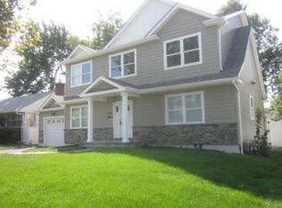 10 Whitman Ave, Syosset, NY 11791