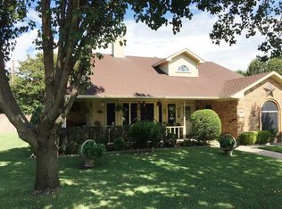 715 Mockingbird Dr, Bonham, TX 75418