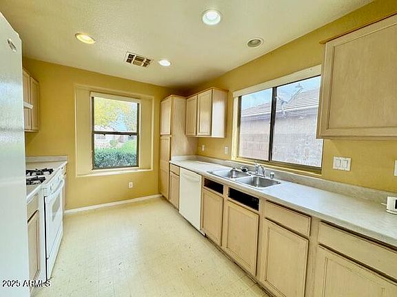 3rd image of 16215 W YOUNG Street