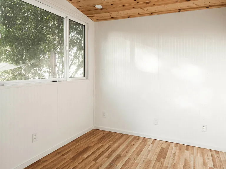 Detached studio with electricity, hardwood floors, heat, cooling and recessed lighting