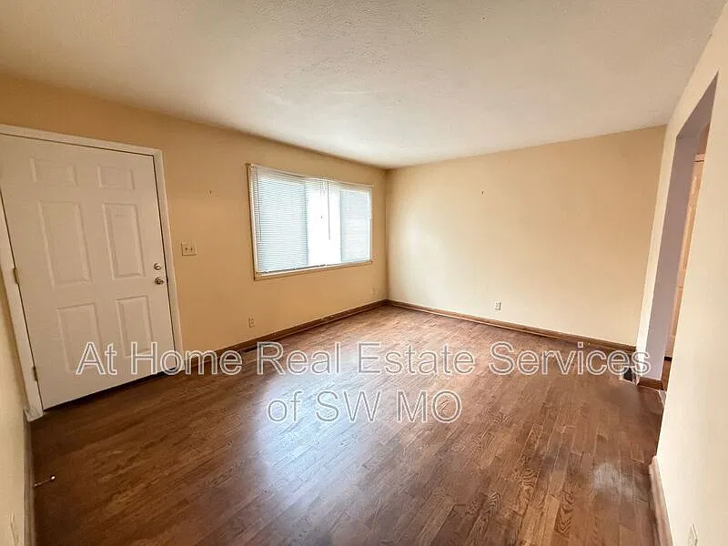 3 bed, 1.0 bath, 1100 sqft, $1,180 — Photo 3