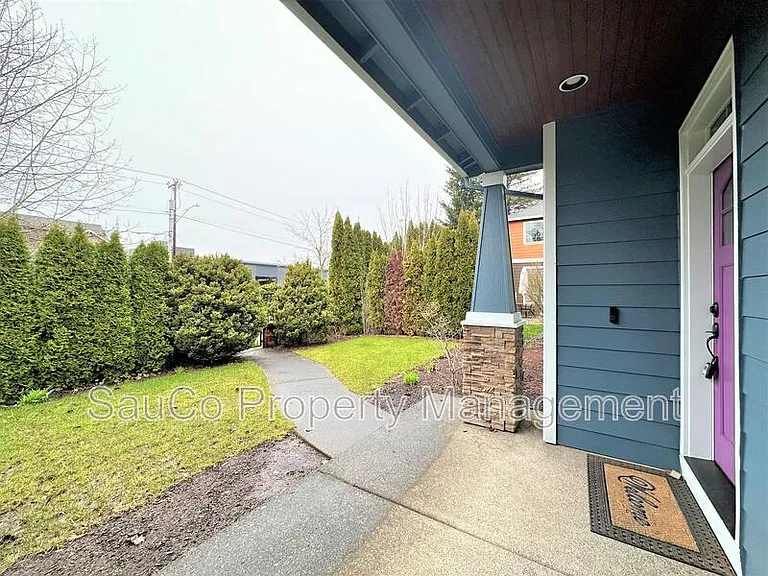 727 NE 65th Ct — Photo 4