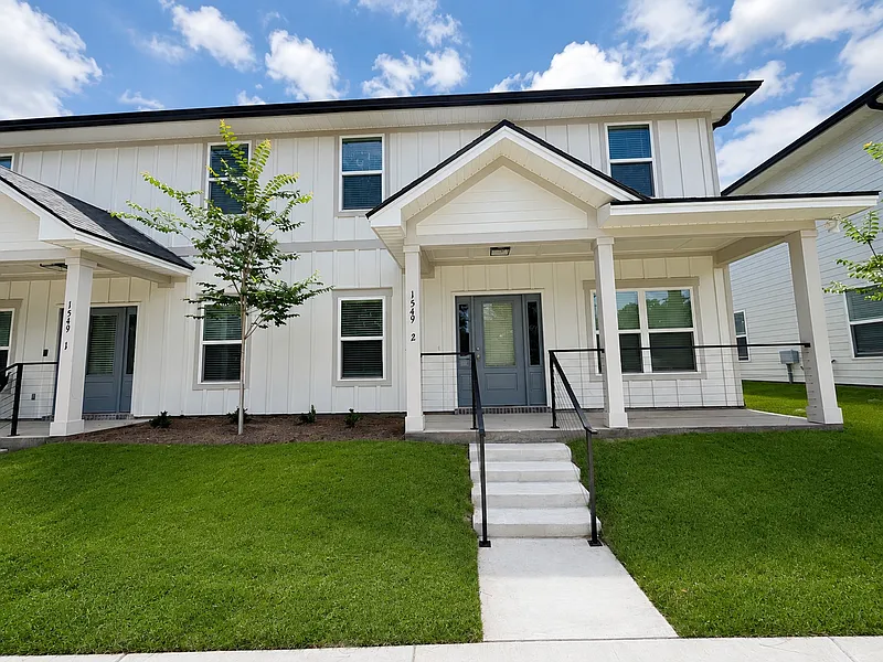 3 bed, 2.5 bath, 1850 sqft, $2,499 — Photo 1