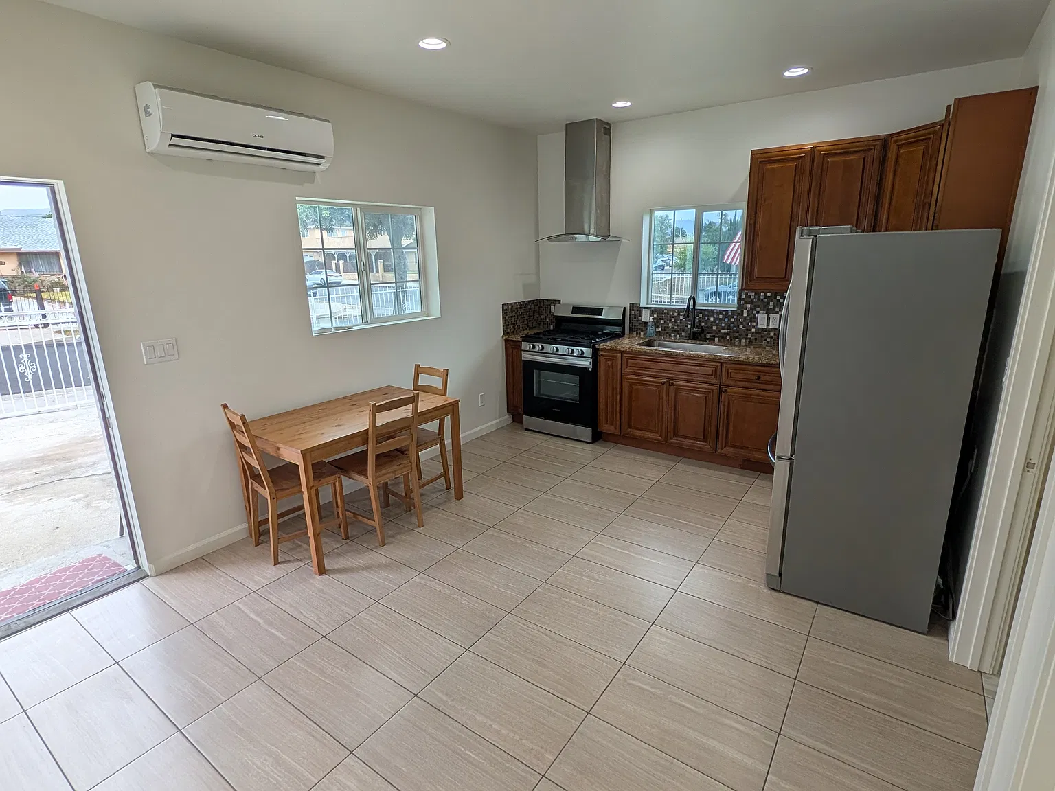11063 Chivers Ave — Photo 4